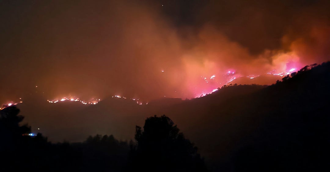 Los bomberos trabajan en la extinción de los incendios que amenazan el parque de Monsant en Tarragona Los bomberos trabajan en la extinción de los incendios que amenazan el parque de Monsant en Tarragona