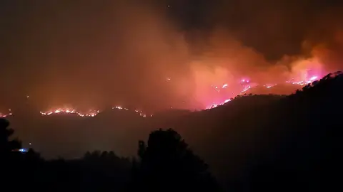 Los Bomberos de la Generalitat trabajan esta madrugada en el incendio de Cabacés (Tarragona) Los Bomberos de la Generalitat trabajan esta madrugada en el incendio de Cabacés (Tarragona) / EFE/Bomberos Generalitat