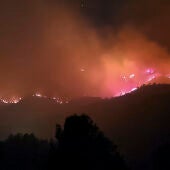 Los Bomberos de la Generalitat trabajan esta madrugada en el incendio de Cabacés (Tarragona) / EFE/Bomberos Generalitat