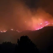 Los Bomberos de la Generalitat trabajan esta madrugada en el incendio de Cabacés (Tarragona) / EFE/Bomberos Generalitat Los Bomberos de la Generalitat trabajan esta madrugada en el incendio de Cabacés (Tarragona) / EFE/Bomberos Generalitat