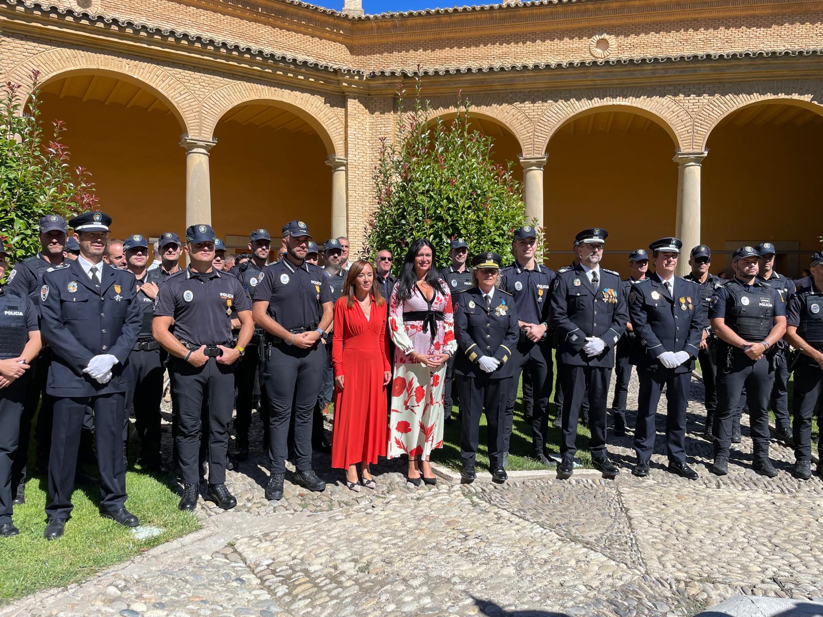 El Ayuntamiento de Huesca entrega las condecoraciones a la Policia Local El Ayuntamiento de Huesca entrega las condecoraciones a la Policia Local