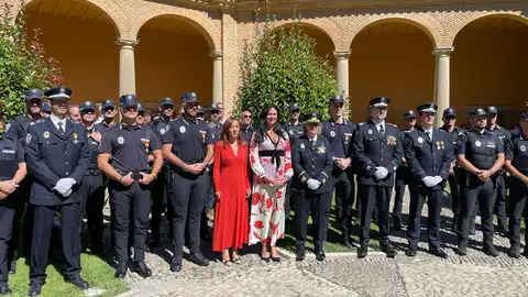 El Ayuntamiento de Huesca entrega las condecoraciones a la Policia Local El Ayuntamiento de Huesca entrega las condecoraciones a la Policia Local