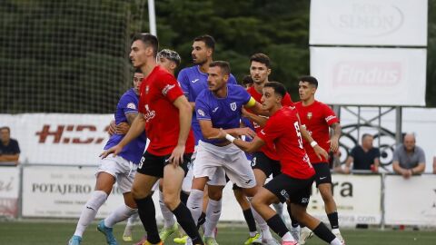 Los futbolistas del Athletic Torrellano, en una jugada a bal&oacute;n parado.