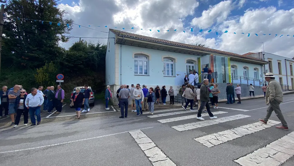 Los vecinos de San Martín de Luiña y Oviñana se concentran para demandar un médico. Los vecinos de San Martín de Luiña y Oviñana se concentran para demandar un médico.