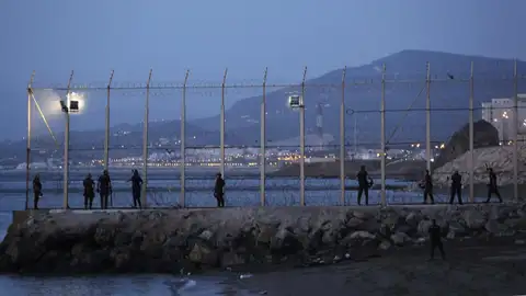 Alerta en la frontera en Ceuta por un anuncio en redes que incita a una entrada masiva Alerta en la frontera en Ceuta por un anuncio en redes que incita a una entrada masiva