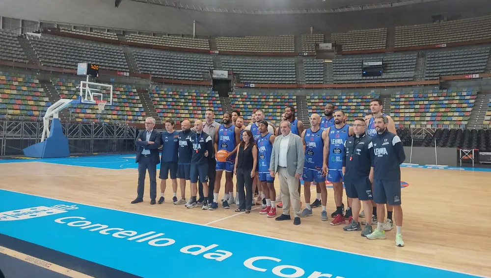 Inés Rey, en la visita al Coliseum, con la plantilla del Leyma Basquet Coruña Inés Rey, en la visita al Coliseum, con la plantilla del Leyma Basquet Coruña
