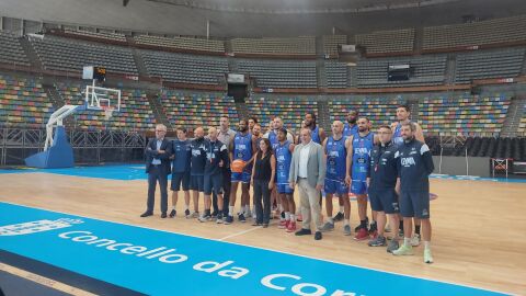 Inés Rey, en la visita al Coliseum, con la plantilla del Leyma Basquet Coruña Inés Rey, en la visita al Coliseum, con la plantilla del Leyma Basquet Coruña
