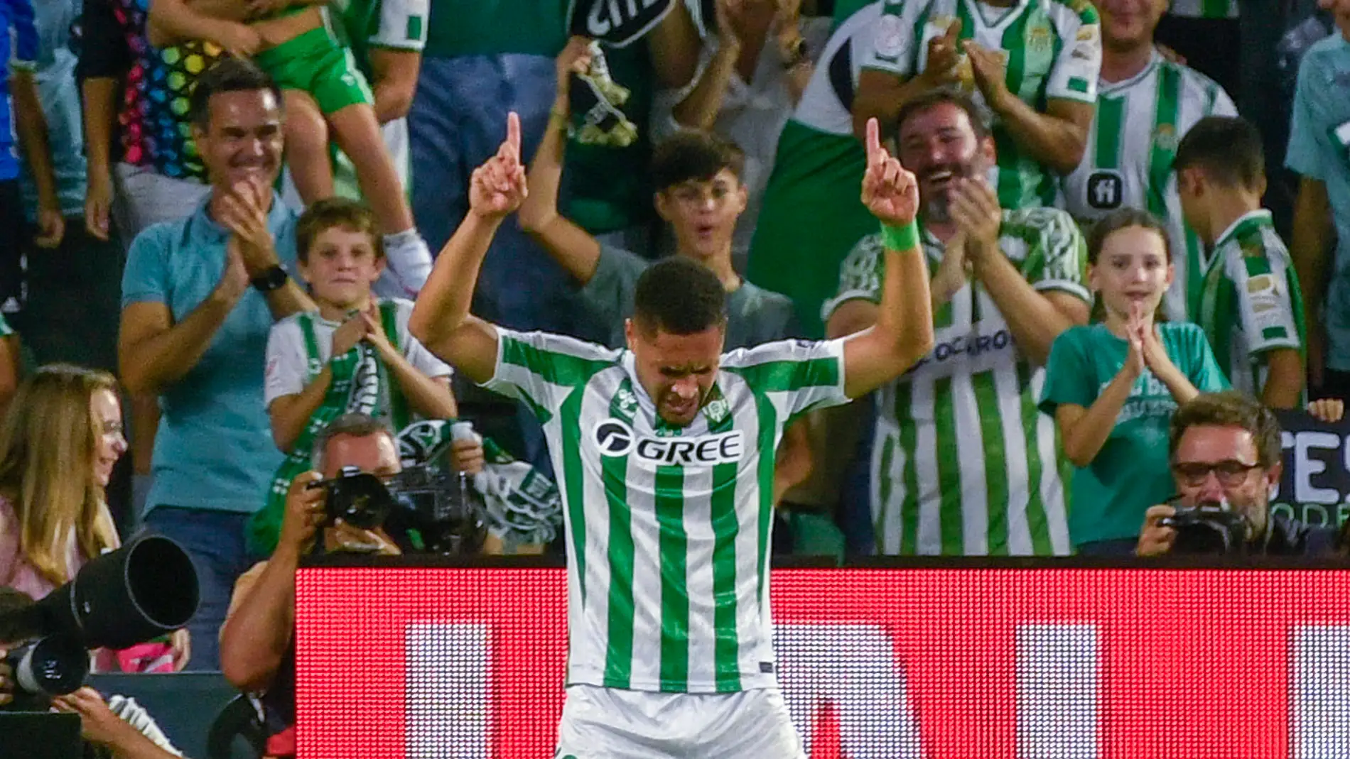 Vitor Roque celebra su primer gol como jugador del Betis. Vitor Roque celebra su primer gol como jugador del Betis.