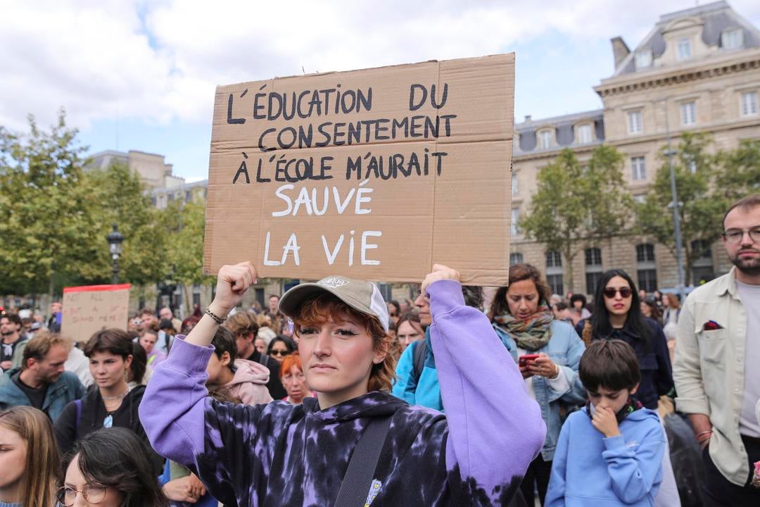 Miles de manifestantes en París en apoyo a Gisèle Pelicot, la mujer drogada por su marido y violada por decenas de hombres Miles de manifestantes en París en apoyo a Gisèle Pelicot, la mujer drogada por su marido y violada por decenas de hombres