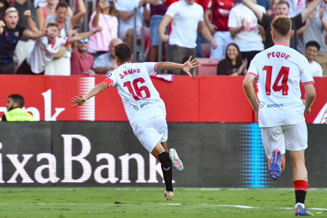 Un gol de Navas da la primera victoria a un Sevilla que sufrió con diez en el campo Un gol de Navas da la primera victoria a un Sevilla que sufrió con diez en el campo