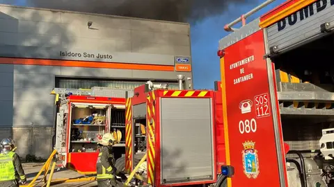 El fuego calcina el interior de un taller mecánico en el polígono Molladar en Cartes El fuego calcina el interior de un taller mecánico en el polígono Molladar en Cartes