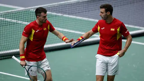 La pareja española Pedro Martínez (i) y Marcel Granollers ante los australianos Matthew Ebden y Max Purcell en su partido de la manga por la primera plaza del Grupo B de la Fase Final de la Copa Davis en la última jornada de la competición, este domingo en Valencia. La pareja española Pedro Martínez (i) y Marcel Granollers ante los australianos Matthew Ebden y Max Purcell en su partido de la manga por la primera plaza del Grupo B de la Fase Final de la Copa Davis en la última jornada de la competición, este domingo en Valencia.