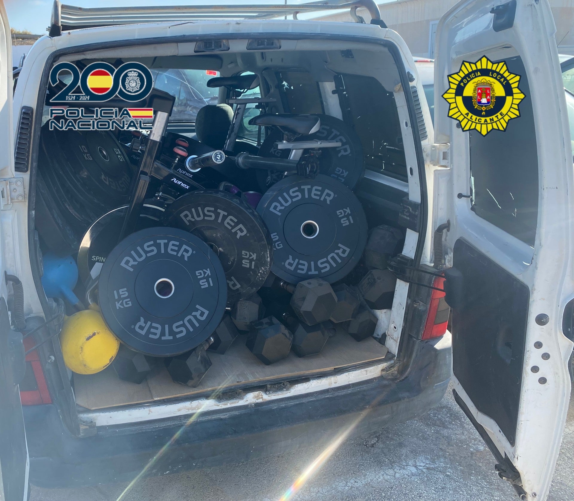 La Policía Local de Alicante y la Policía Nacional detiene a dos personas con material deportivo robado en La Nucía La Policía Local de Alicante y la Policía Nacional detiene a dos personas con material deportivo robado en La Nucía