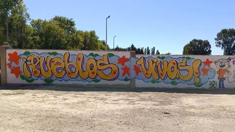 Acción CyL y CDR de Monzón de Campos lanzan el mural reivindicativo ‘PUEBLOS VIVOS’ para denunciar la falta de viviendas en el medio rural de Castilla y León .