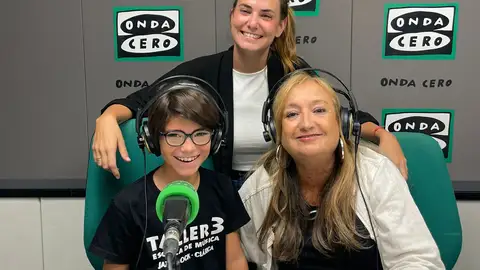 Ana Babiloni viene acompañada de un niño prodigio al piano. Ana Babiloni viene acompañada de un niño prodigio al piano.