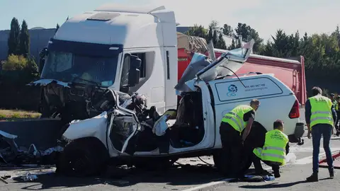 Estado en el que han quedado el camión y la furgoneta tras el accidente Estado en el que han quedado el camión y la furgoneta tras el accidente/ EFE/ Ana F. Barredo