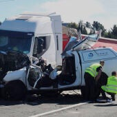 Estado en el que han quedado el camión y la furgoneta tras el accidente/ EFE/ Ana F. Barredo