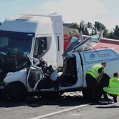 Estado en el que han quedado el camión y la furgoneta tras el accidente/ EFE/ Ana F. Barredo Estado en el que han quedado el camión y la furgoneta tras el accidente/ EFE/ Ana F. Barredo