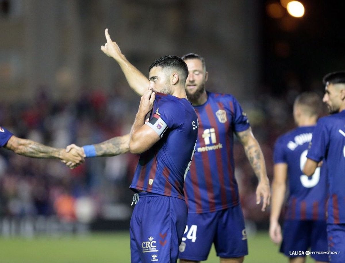 Dani Ponz, obligado a recomponer el centro del campo del Eldense ante el Oviedo Dani Ponz, obligado a recomponer el centro del campo del Eldense ante el Oviedo