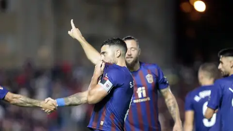 Ortuño celebra el gol contra el Tenerife ante la mirada de Timor. Ortuño celebra el gol contra el Tenerife ante la mirada de Timor.