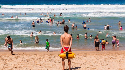 Una mayor concienciaci&oacute;n y la prevenci&oacute;n reducen el n&uacute;mero de atenciones de los servicios de vigilancia y socorrismo en las playas de la comarca 
