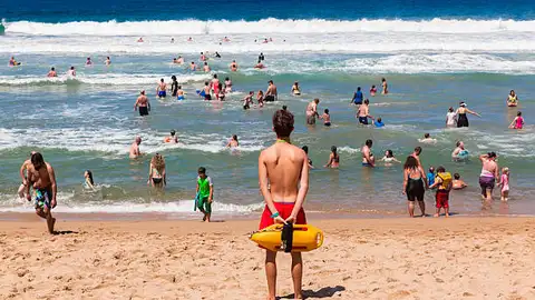 Una mayor concienciación y la prevención reducen el número de atenciones de los servicios de vigilancia y socorrismo en las playas de la comarca Una mayor concienciación y la prevención reducen el número de atenciones de los servicios de vigilancia y socorrismo en las playas de la comarca