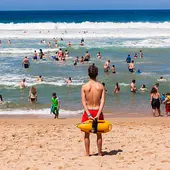 Una mayor concienciación y la prevención reducen el número de atenciones de los servicios de vigilancia y socorrismo en las playas de la comarca Una mayor concienciación y la prevención reducen el número de atenciones de los servicios de vigilancia y socorrismo en las playas de la comarca