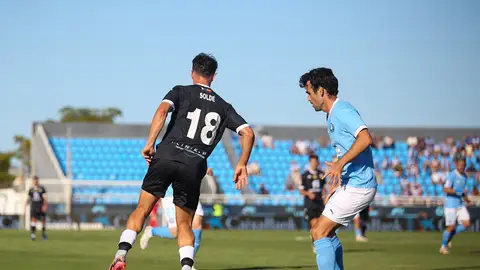 Solde controla el balón ante un jugador del Ibiza. Solde controla el balón ante un jugador del Ibiza.