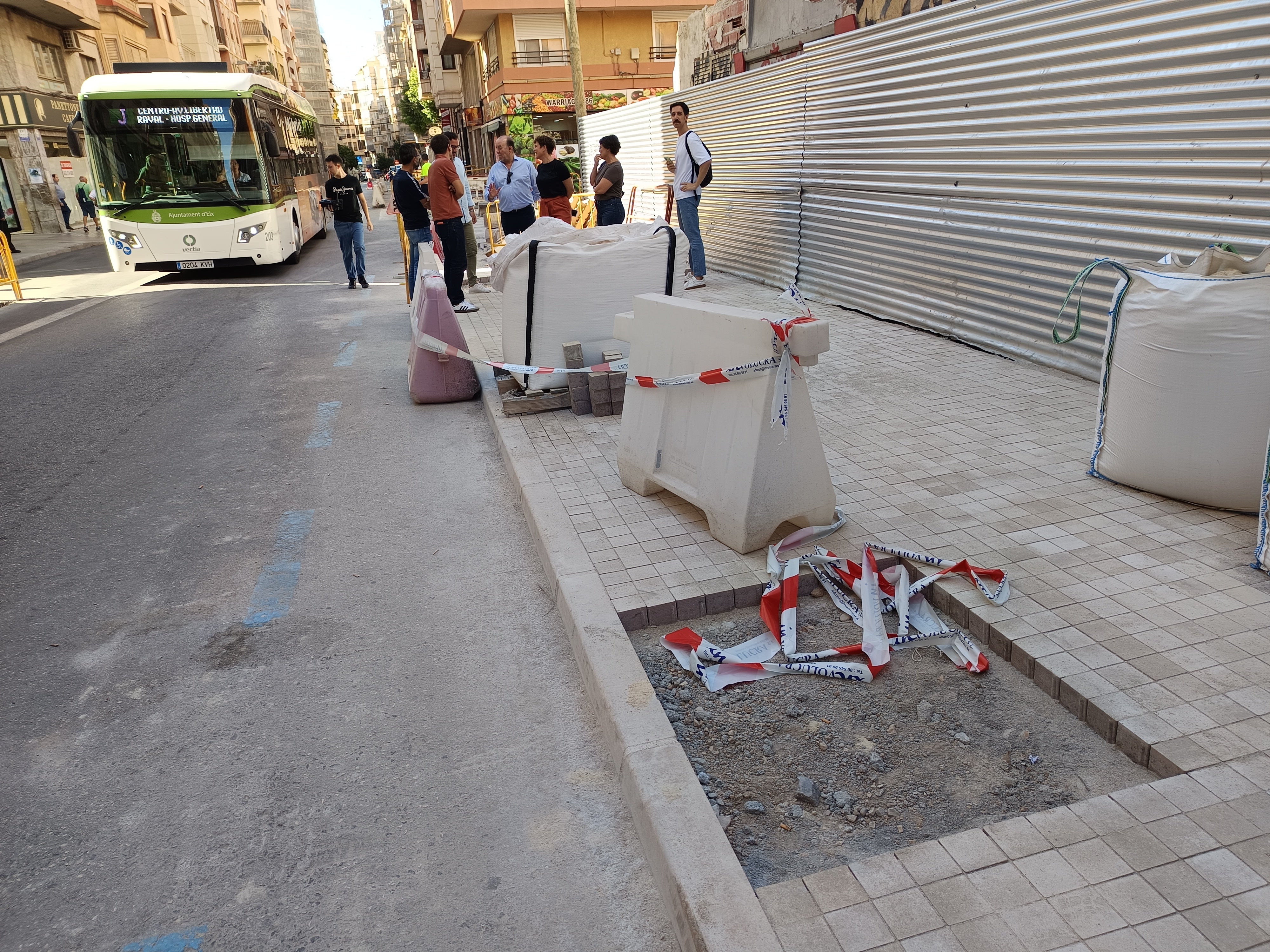 La nueva acera de la calle Doctor Caro de Elche desprenderá menos calor y contará con árboles La nueva acera de la calle Doctor Caro de Elche desprenderá menos calor y contará con árboles