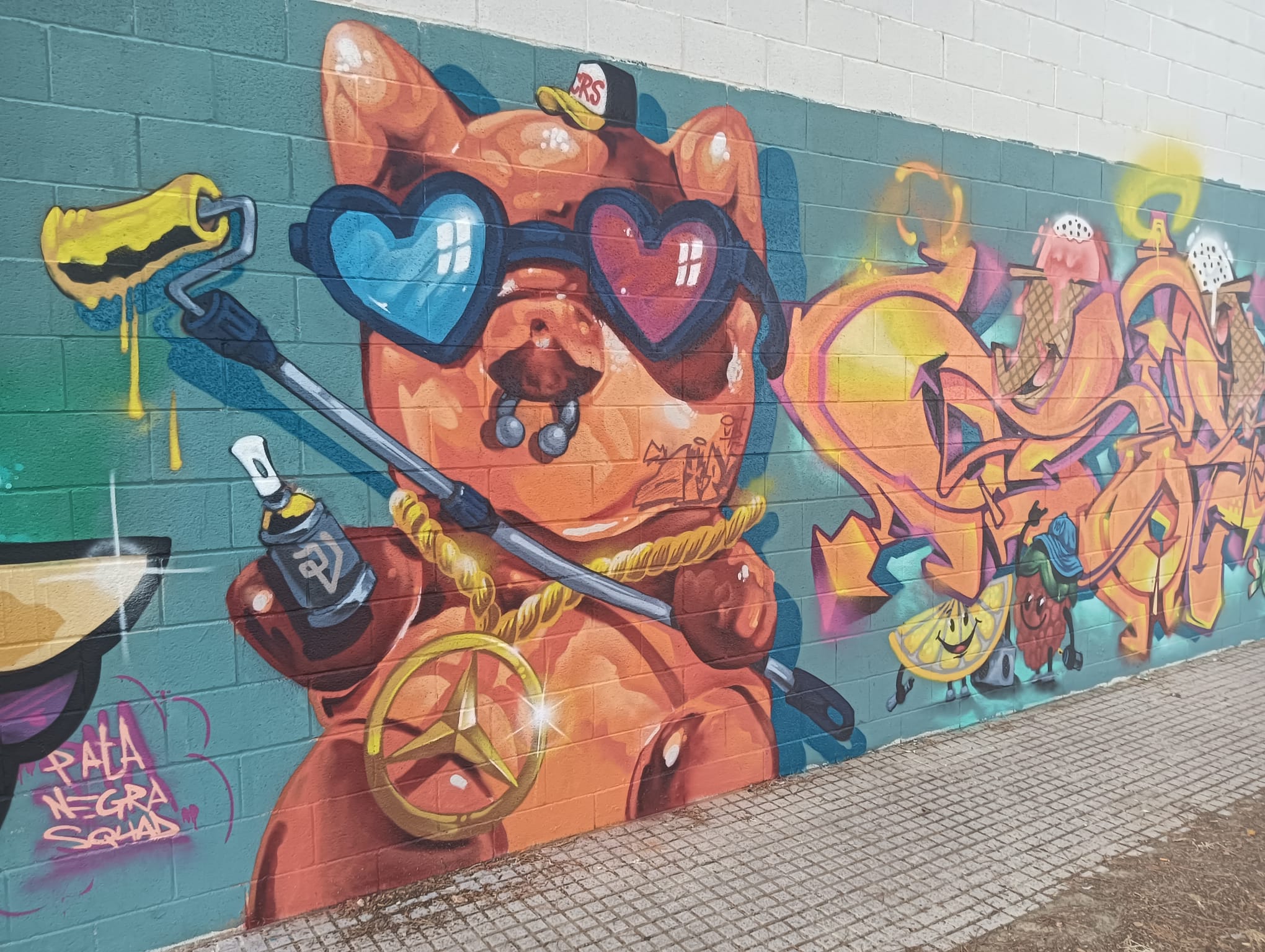 Nuevos grafitis artísticos embellecen la fachada de la Sala de Barrio del Río San Pedro de Puerto Real Nuevos grafitis artísticos embellecen la fachada de la Sala de Barrio del Río San Pedro de Puerto Real