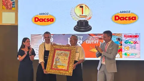 Paco Rodriguez y Rafael Climent. Restaurante Miguel y Juani de l'Alcudia. Ganadores Concurso Paellas Sueca Paco Rodriguez y Rafael Climent. Restaurante Miguel y Juani de l'Alcudia. Ganadores Concurso Paellas Sueca