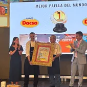 Paco Rodriguez y Rafael Climent. Restaurante Miguel y Juani de l'Alcudia. Ganadores Concurso Paellas Sueca Paco Rodriguez y Rafael Climent. Restaurante Miguel y Juani de l'Alcudia. Ganadores Concurso Paellas Sueca