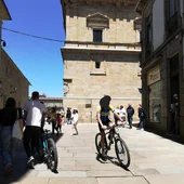 El Concello de Santiago impulsa la movilidad en bicicleta en la ciudad y regula los vehículos de movilidad personal que veta en el casco histórico El Concello de Santiago impulsa la movilidad en bicicleta en la ciudad y regula los vehículos de movilidad personal que veta en el casco histórico