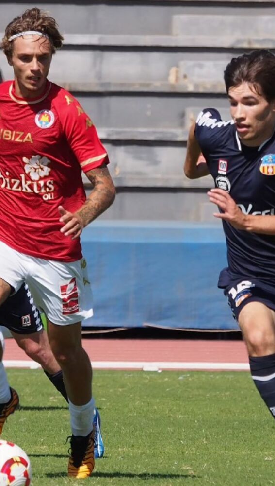 David Sánchez persigue a un jugador del Sant Andreu