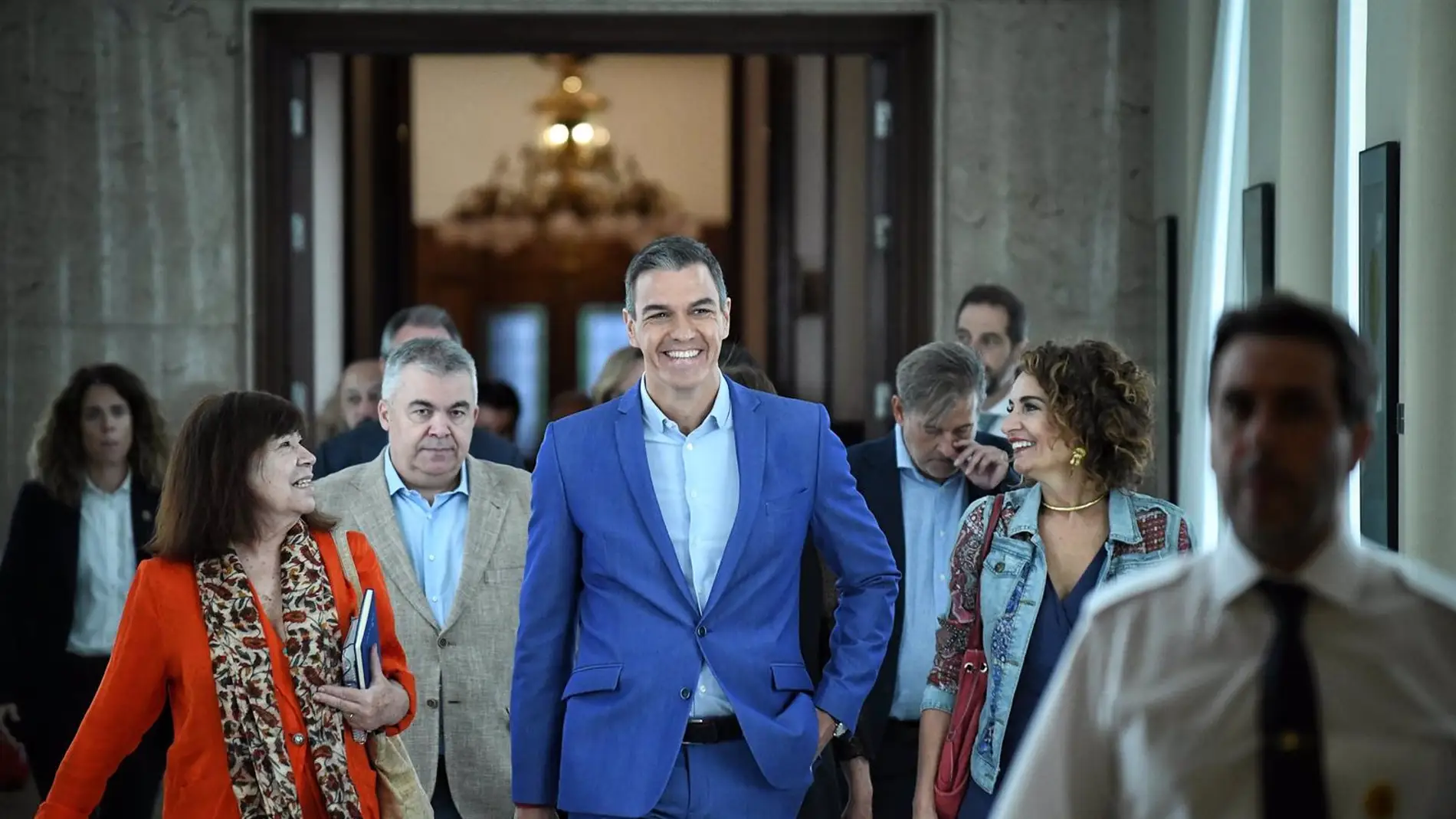 El presidente Pedro Sánchez acompañado por los parlamentarios socialistas El presidente Pedro Sánchez acompañado por los parlamentarios socialistas