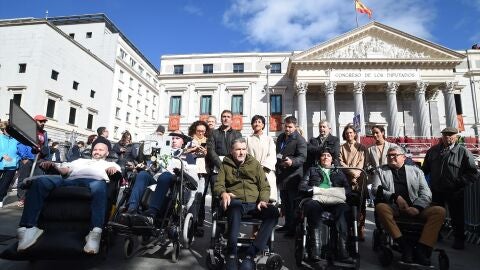En la primera fila, el exfutbolista y portavoz de ConELA, Juan Carlos Unzuédurante la presentación de la nueva Proposición de Ley En la primera fila, el exfutbolista y portavoz de ConELA, Juan Carlos Unzuédurante la presentación de la nueva Proposición de Ley