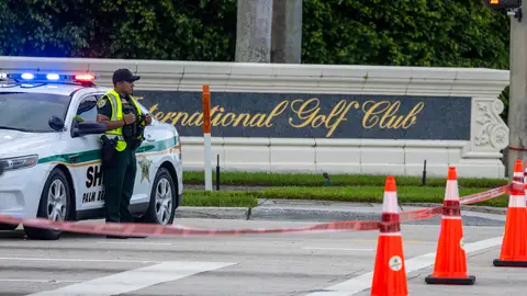 Un guardia de la oficina del sheriff custodia la entrada del Club de Golf donde se ha producido el intento de asesinato contra Trump Un guardia de la oficina del sheriff custodia la entrada del Club de Golf donde se ha producido el intento de asesinato contra Trump/ EFE/EPA/CRISTOBAL HERRERA-ULASHKEVICH