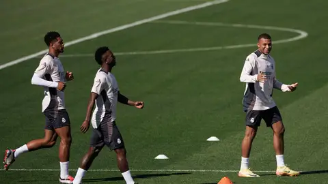 Militao, Bellingham y Tchouaméni entran en la convocatoria Militao, Bellingham y Tchouaméni entran en la convocatoria