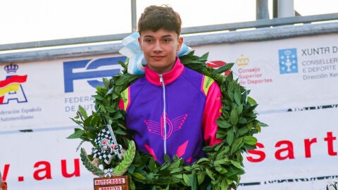 El piloto Iago Rodr&iacute;guez recibiendo un premio en la prueba de autocross de Arteixo