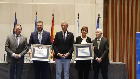 Asociación del Día de Galicia en Asturias reconoce a Adrián Barbón y Carmen Moriyón Asociación del Día de Galicia en Asturias reconoce a Adrián Barbón y Carmen Moriyón