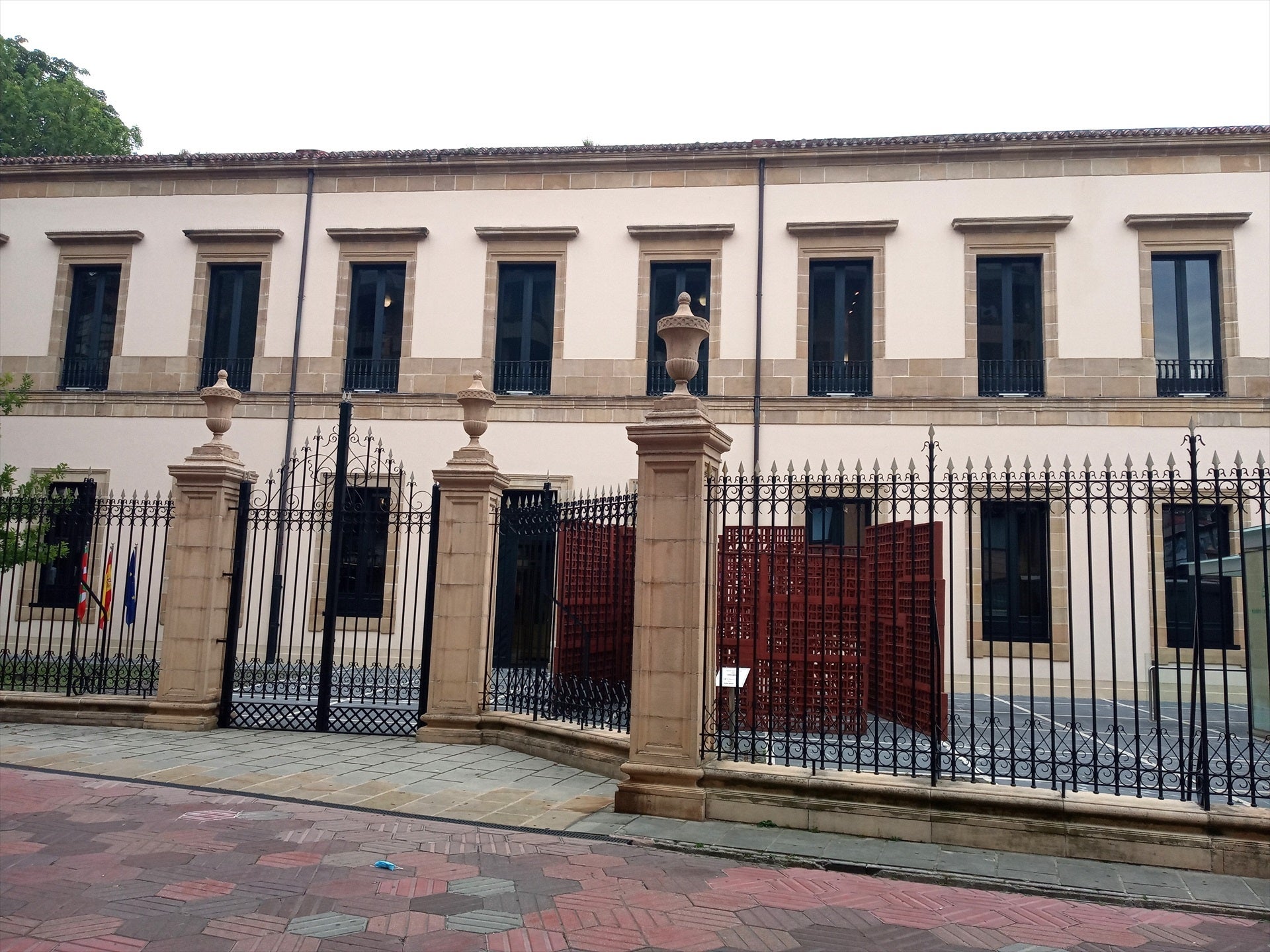 Sorpresa en el Parlamento vasco al aparecer un condón usado en la sala de comisiones Sorpresa en el Parlamento vasco al aparecer un condón usado en la sala de comisiones