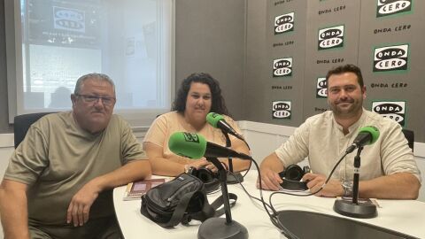 Vicent y Noelia Llinares, miembros de la Comissi&oacute; de Festes 2024 y el alcalde de Orxeta, Jaime Lloret.