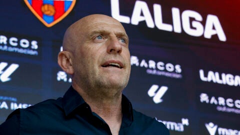 El entrenador del Levante UD, Juli&aacute;n Calero