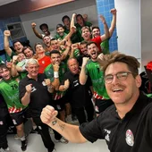 El Fertiberia Balonmano celebra su triunfo frente al Atlético Novás El Fertiberia Balonmano celebra su triunfo frente al Atlético Novás