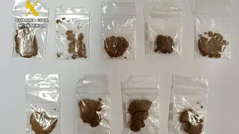 Detenido un menor con nueve bolsas con hachís para vender en las fiestas de Casas de Don Gómez Detenido un menor con nueve bolsas con hachís para vender en las fiestas de Casas de Don Gómez