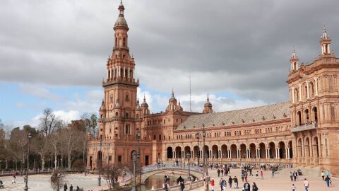 Turistas visitan la Plaza de Espa&ntilde;a