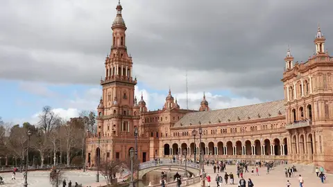 Turistas visitan la Plaza de España Turistas visitan la Plaza de España