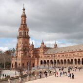 Turistas visitan la Plaza de España