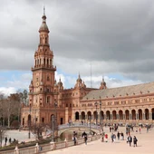 Turistas visitan la Plaza de España Turistas visitan la Plaza de España