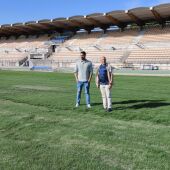 Pau Beltrán ha visitado el estado del césped del campo de fútbol